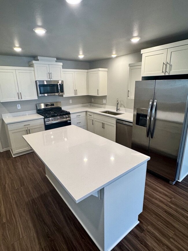 Building Photo - Brand-New 3-Bedroom End-Unit Townhome in Woodburn