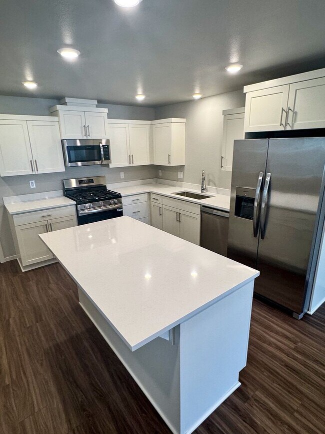 Foto del edificio - Brand-New 3-Bedroom End-Unit Townhome in Woodburn