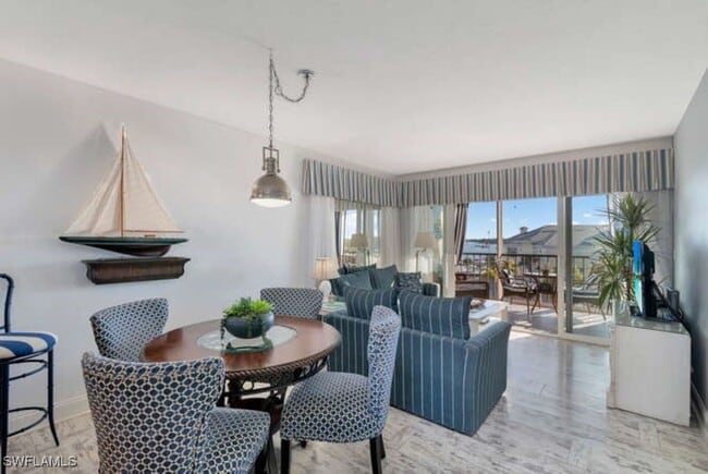 Building Photo - 807 River Point Dr