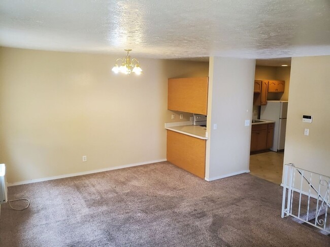 Building Photo - Spacious Centrally located 4 bed/2 bath ap...