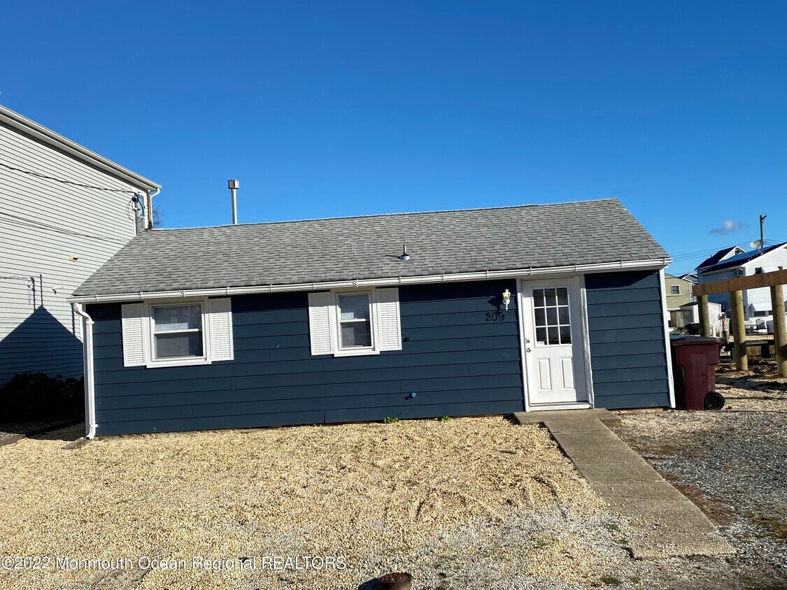 Foto principal - 209 Pine Dr