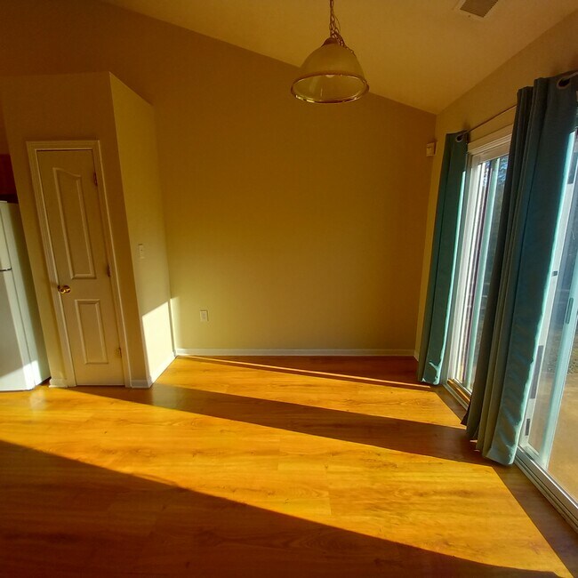 Comedor con puerta corrediza al patio. - 1031 Rocky Meadows Ln