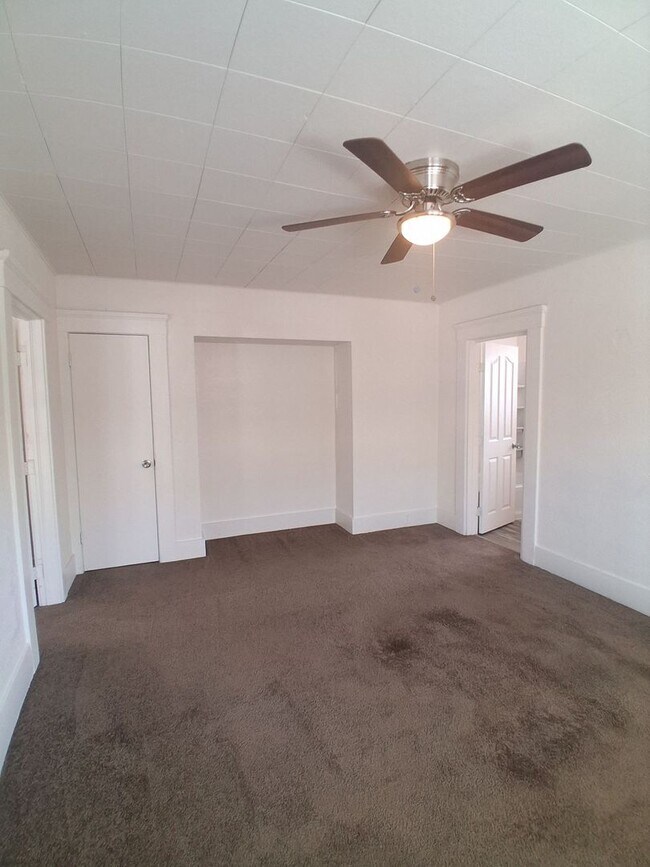 Foto del edificio - 956-958 N. Farris Ave