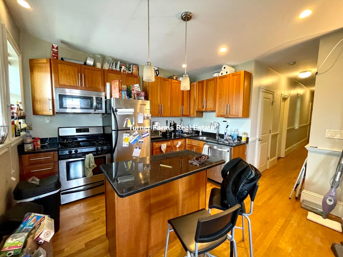 Primary Photo - 114 Berkshire St
