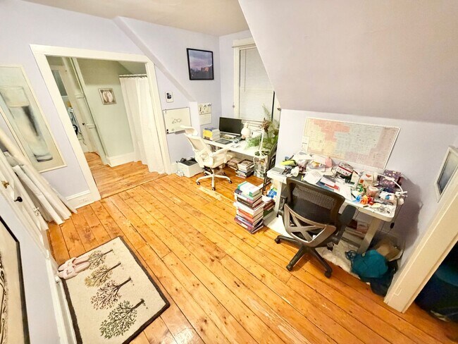 Foto del edificio - 2 Bedroom Apartment + Bonus Room Downtown Burlington Available between 5/5/26-5/15/26.