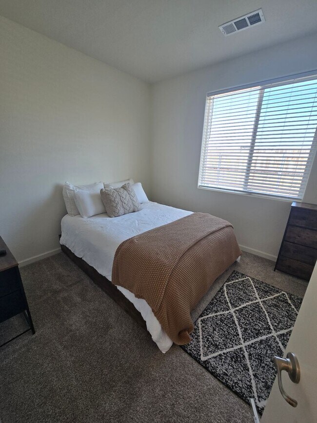 Foto del edificio - 3 BR 2 BA available soon