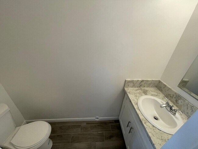 Foto del edificio - Lovely 3 Bedroom 1.5 Bath Condo