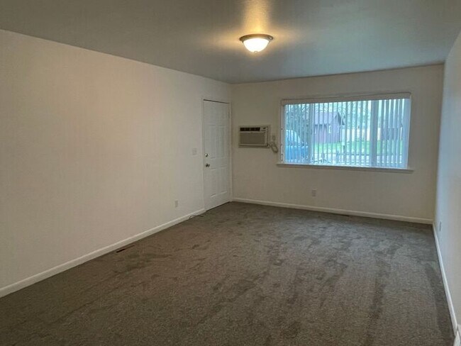 Foto del edificio - 2 Bedroom, 1 Bath Ranch Style Duplex with ...