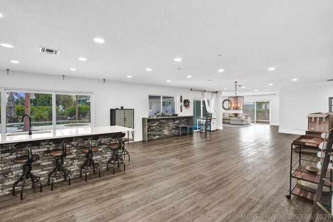 Foto del edificio - 343 Layne Blvd