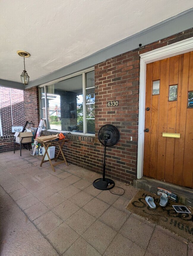 Foto del edificio - 6330 Crombie St
