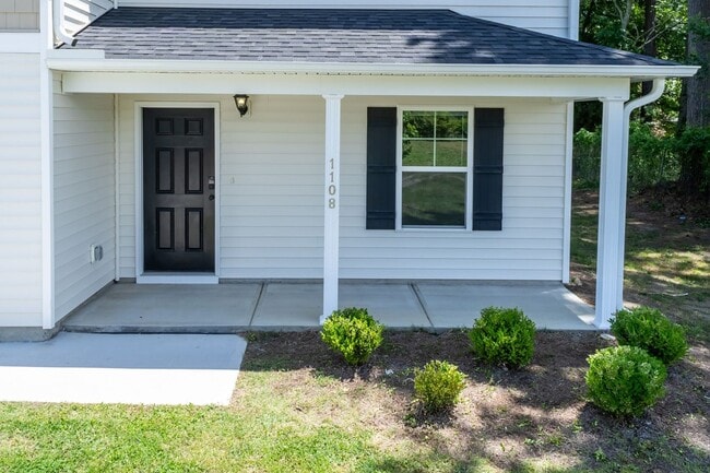 Building Photo - Modern Four Bedroom Home