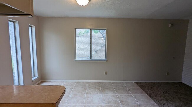 Foto del edificio - 6815 Moss Oaks Dr