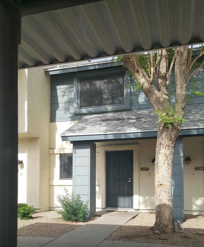 Warm, welcoming, homey private entrance - 7801 N 44th Dr