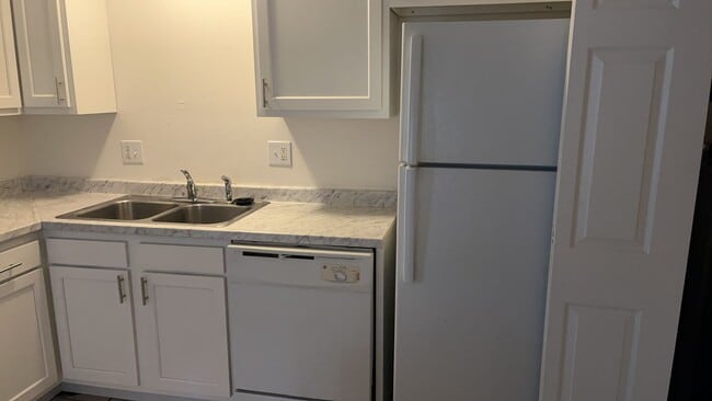 Building Photo - 127 W 45th St