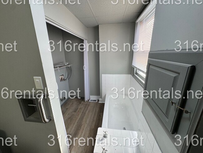 Foto del edificio - $1100 - 3 bed 1 bath - Single Family Home