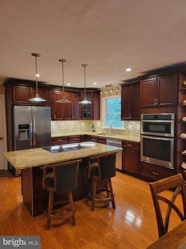 Foto del edificio - 215 Lakewood Landing Dr