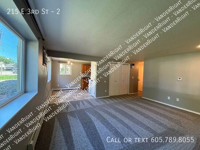 Foto del edificio - 215 E 3rd St