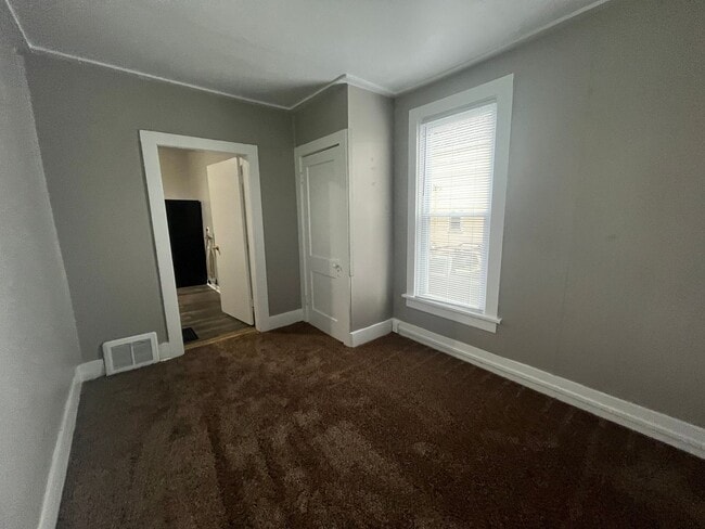 Building Photo - 117 E Dewald St