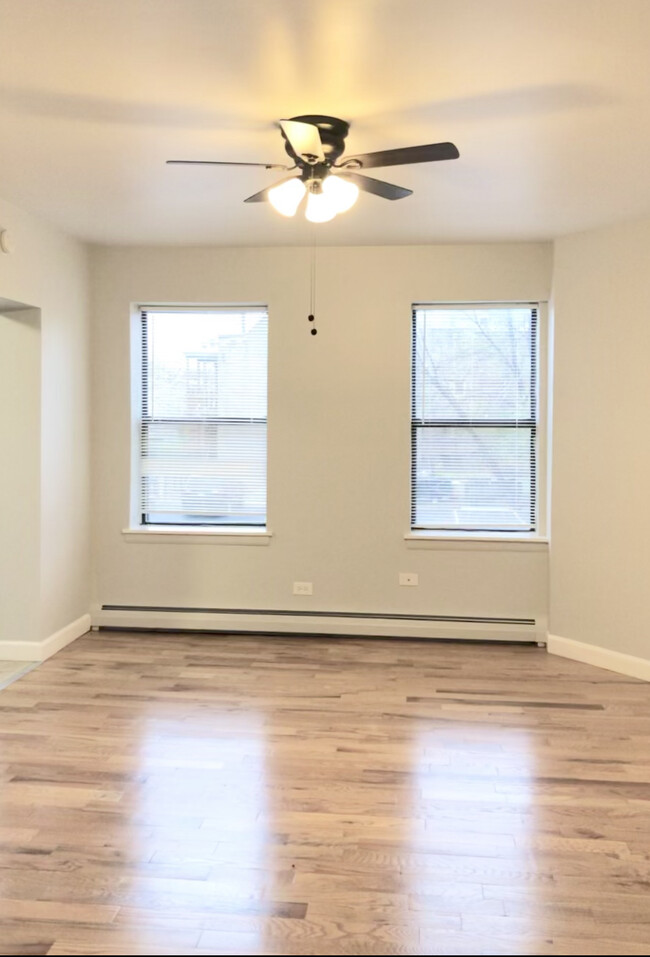 Bedroom - 4915 S Drexel Apartments