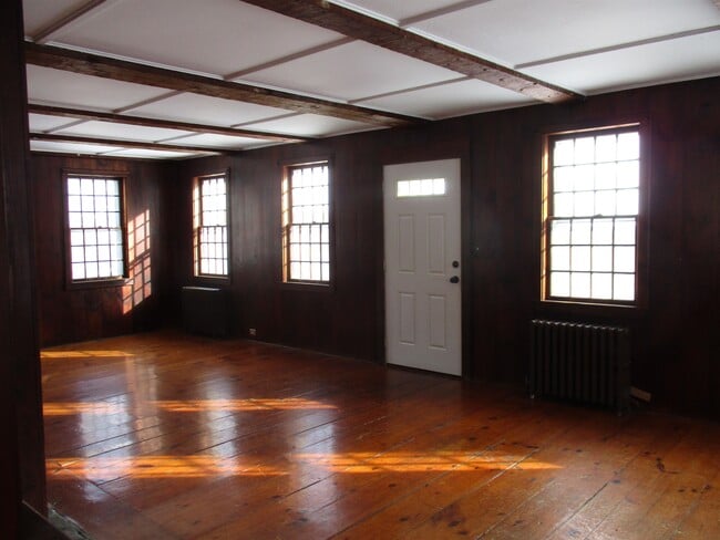 Foto del edificio - 48 Perkins Ln