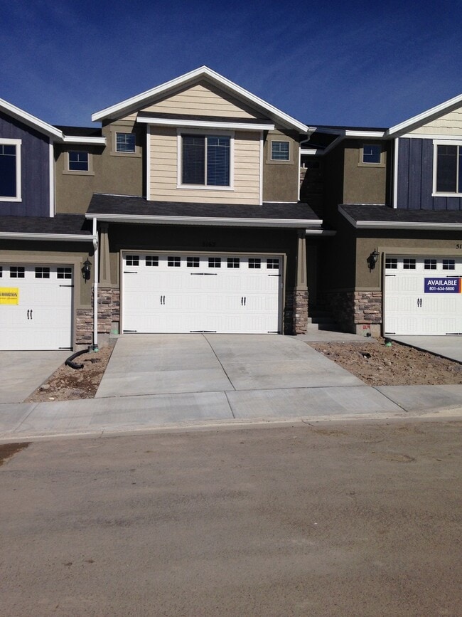Building Photo - Luxury 3 bedroom Townhome Home!