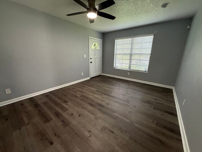 Foto del edificio - 2739 King Cole Dr