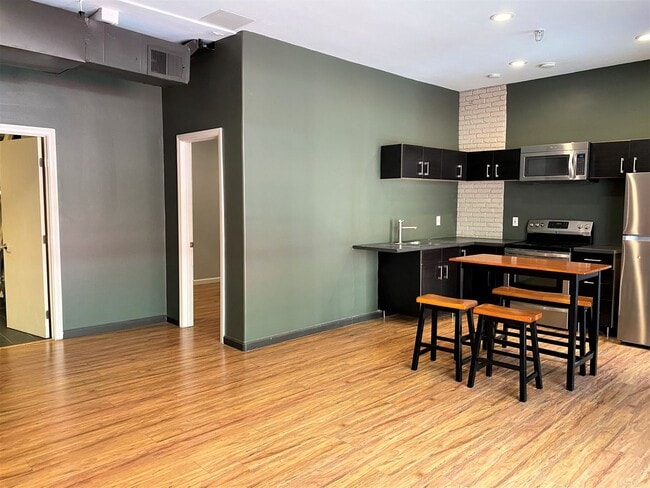 Building Photo - Chic Downtown San Diego One-Bedroom Condo