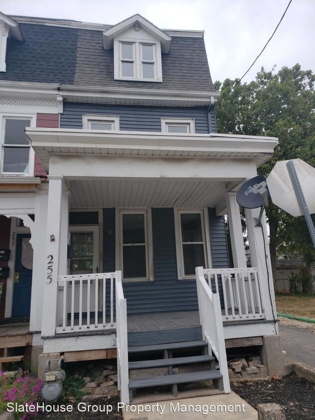 Primary Photo - 4 br, 1.5 bath House - 255 Roosevelt Ave