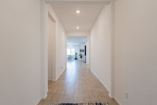 Foto del edificio - Bright & Spacious 4-Bed Home with 3-Car Ga...