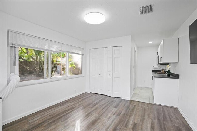 Building Photo - 1416 SW 27th St