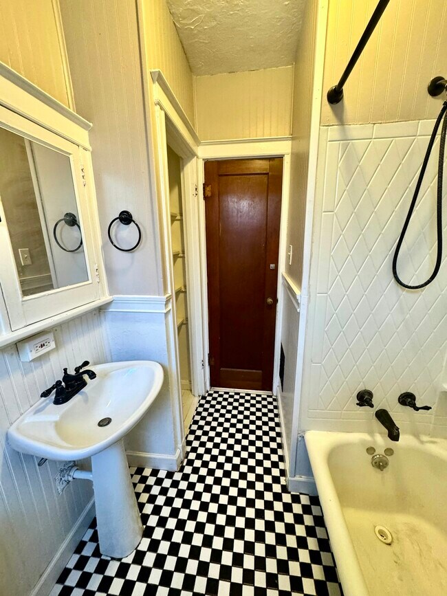 Foto del edificio - 4930 Tholozan Ave