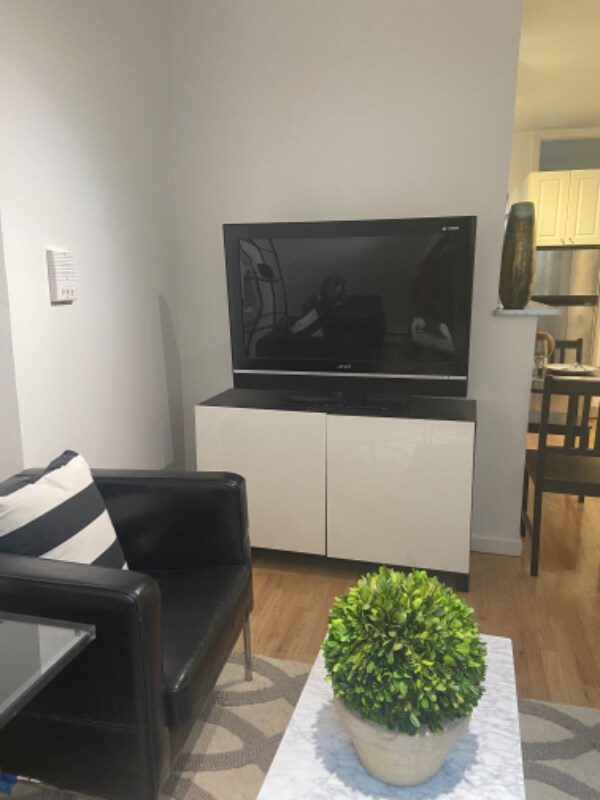 Building Photo - 2 Clinton St