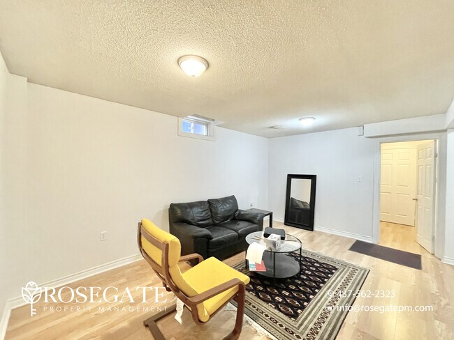 Photo du bâtiment - Spacious 2-Bedroom Basement Apartment with...