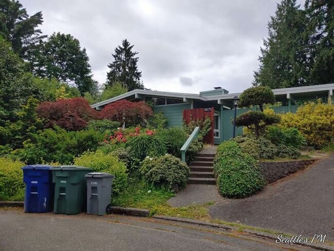 Building Photo - Mid-Century Modern Home in Kenmore- Fully ...