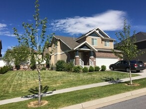 Building Photo - 3325 Redshoulder Dr