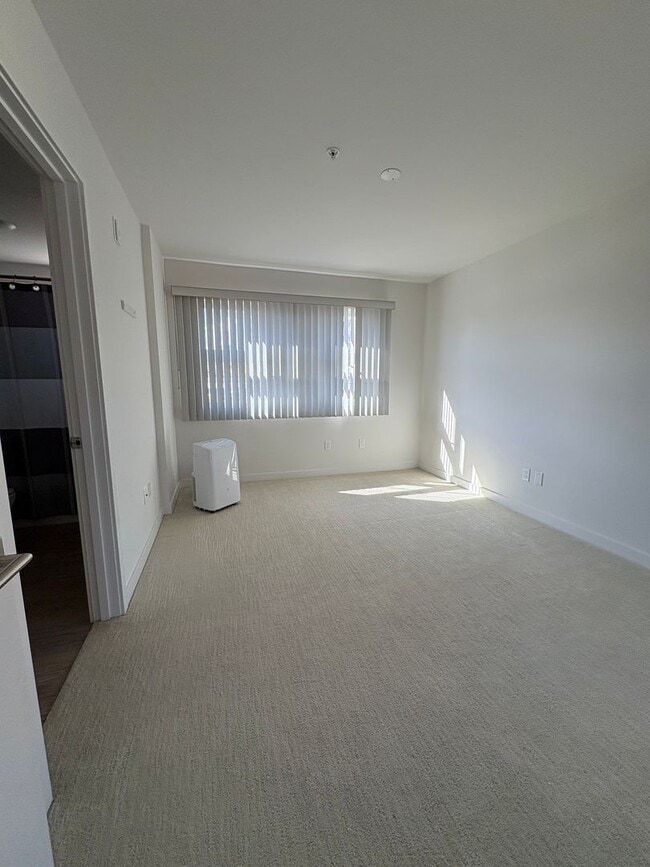 Building Photo - 2-bdrm/2-bath/1-prkg in the Residence at Makiki