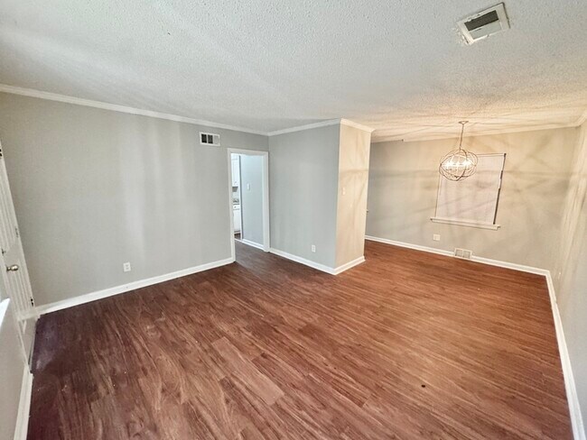 Building Photo - 2050 Sharon Ln