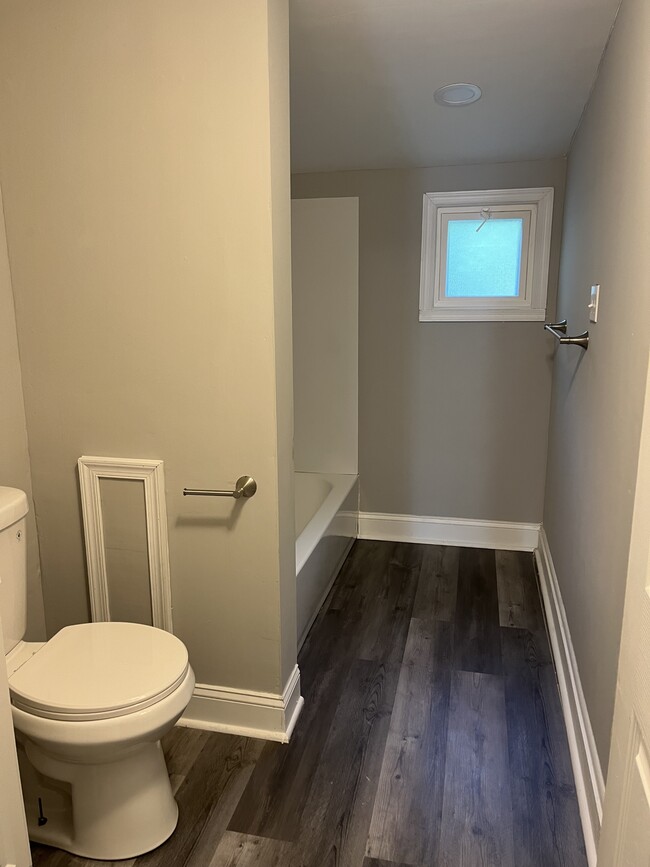 Building Photo - 324 E 11th St