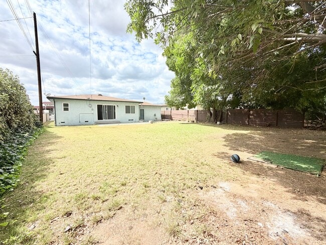 Building Photo - Newly Refreshed 3 bedroom 2 bathroom Home