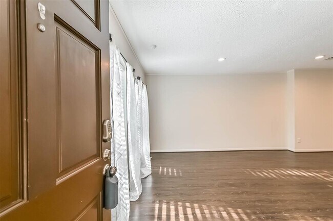 Foto del edificio - 496 N Post Oak Ln