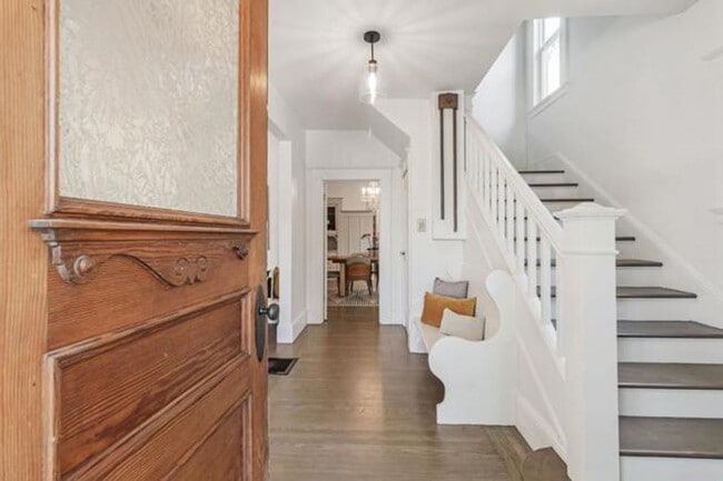 Foto del edificio - Charming Victorian Rental in Prime Redwood...