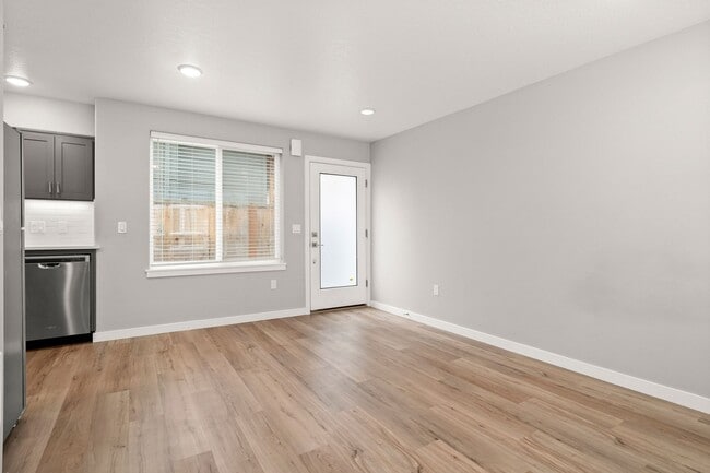Foto del edificio - 8537-8537 N Saint Louis Ave