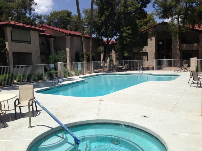 Foto del edificio - **COMFY 2 BEDROOM/2 FULL BATHROOM CONDO IN...
