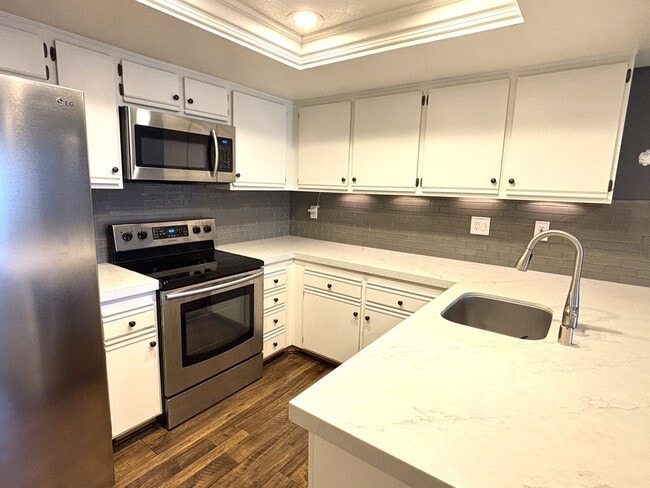 Building Photo - Stylish Upstairs Condo Next to Peter's Canyon