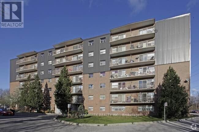 Photo du bâtiment - 65 N Service Rd