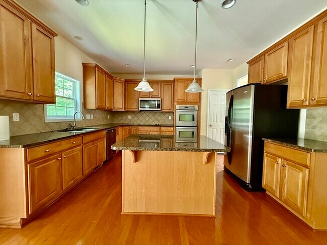 Foto del edificio - 410 Harkness Cir