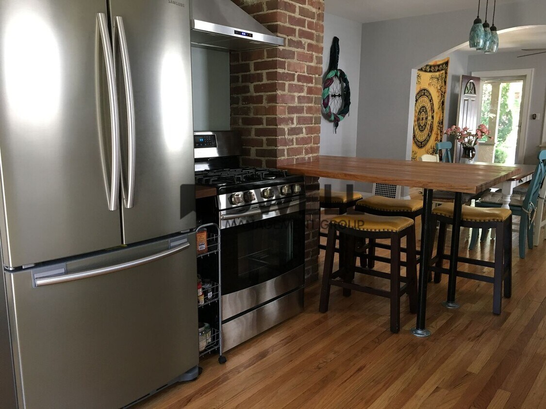 Primary Photo - 3 Bedroom Close to Downtown! **ZERO DOLLAR...