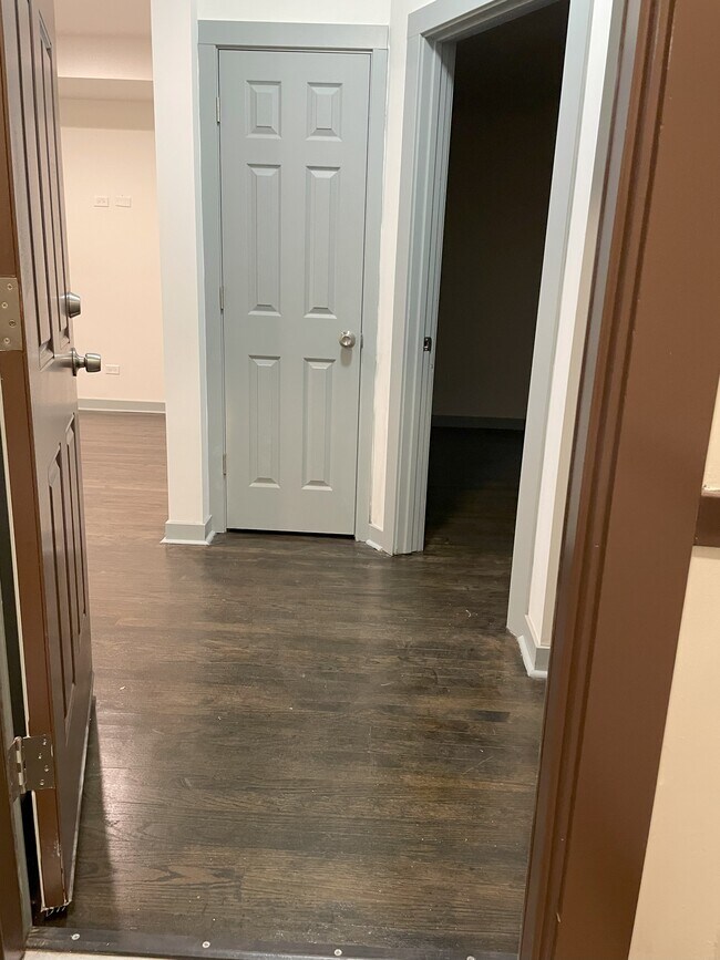 Vestíbulo de entrada - 7953 S Essex Ave