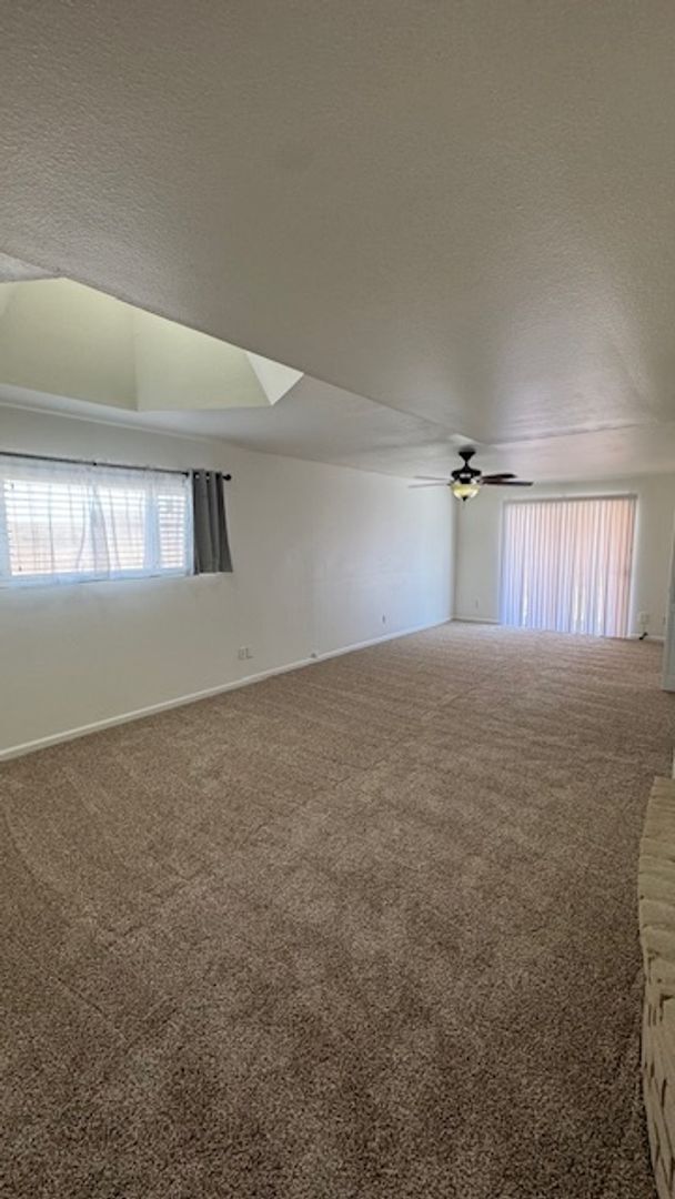 Foto del edificio - LONG TERM! 3 Bedroom 3 Bath Pool Home!