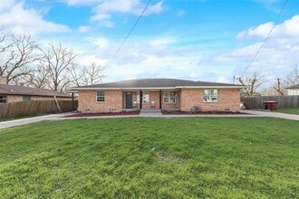 Building Photo - 913 Live Oak St